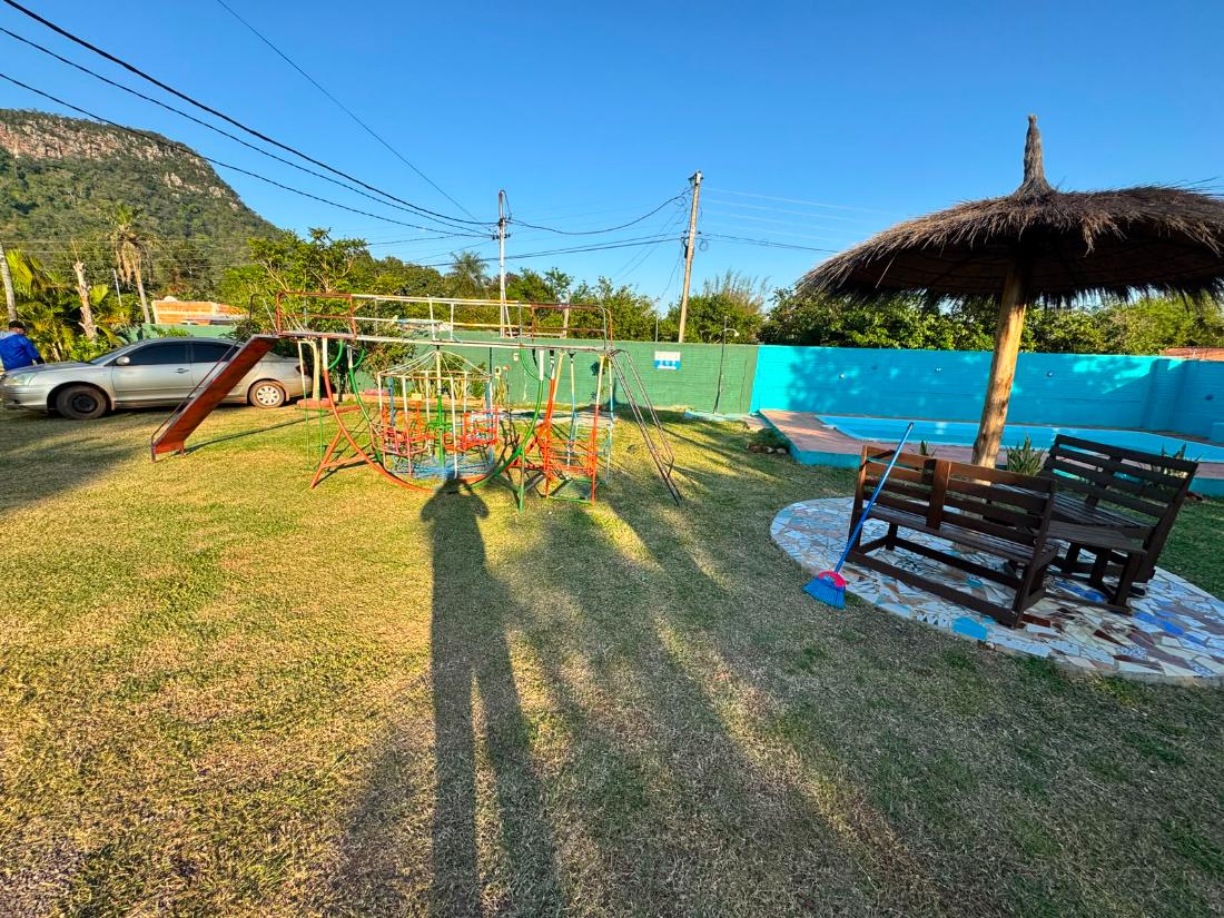 Zona de juegos y sombrillas